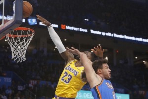  詹姆斯准绝杀助湖人险胜雷霆  